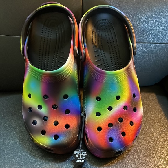 NWT Crocs Mens size 11 Classic Solarized Clog dark tie dye design NICE! - Picture 2 of 6